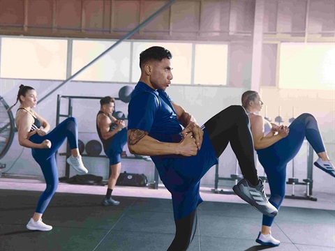 participants demonstrating with one knee up to chest